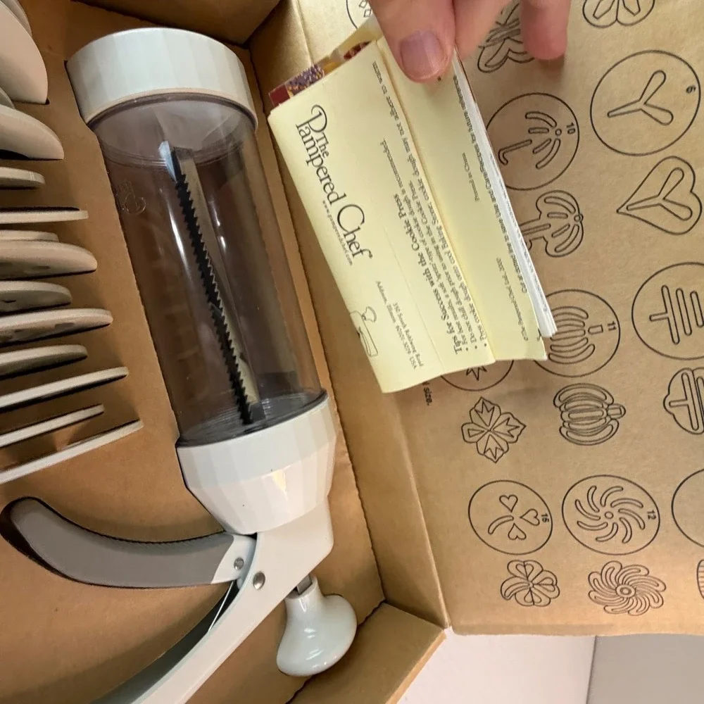 The Pampered Chef Cookie Press #1525 Complete In Box, Including Set Of‎ 16 Molds